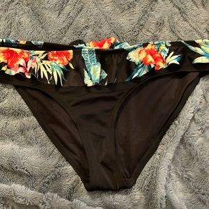 Black bikini bottom. Hawaiian ruffle top.
